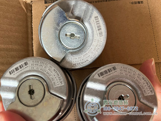 图为起重机吊钩常用的几款海德汉编码器照片