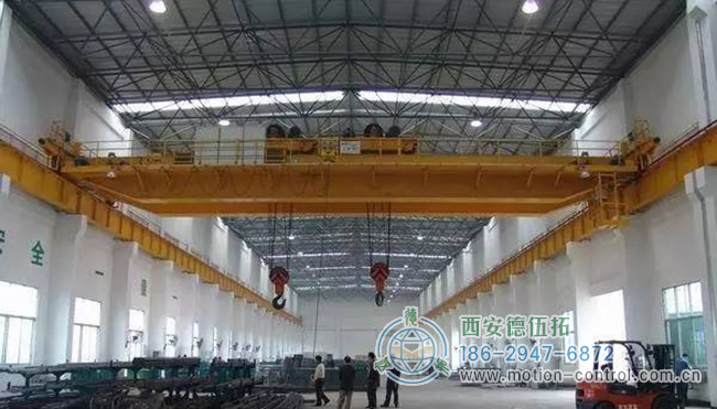 图为桥式起重机工作照片