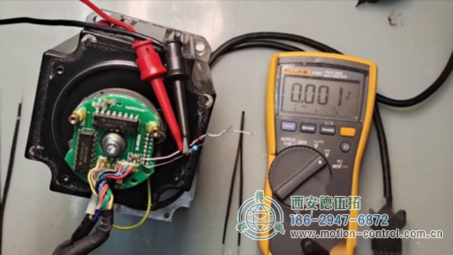 图为增量编码器在伺服电机尾部的安装测试照片