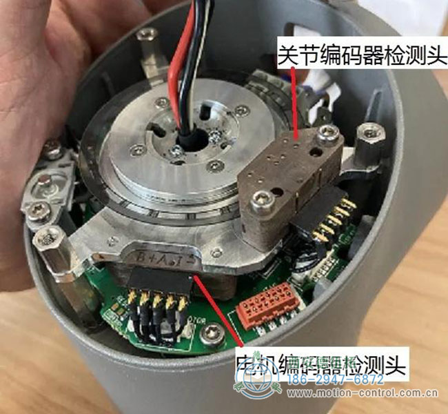 图为机器人关节处增量式编码器的位置及内部结构照片