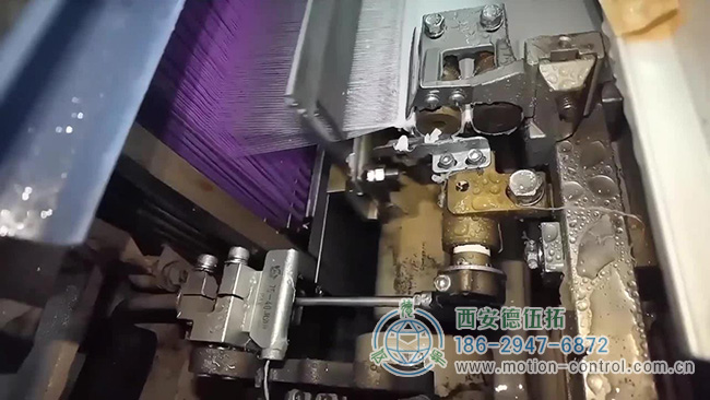 图为喷水织机工作的局部照片