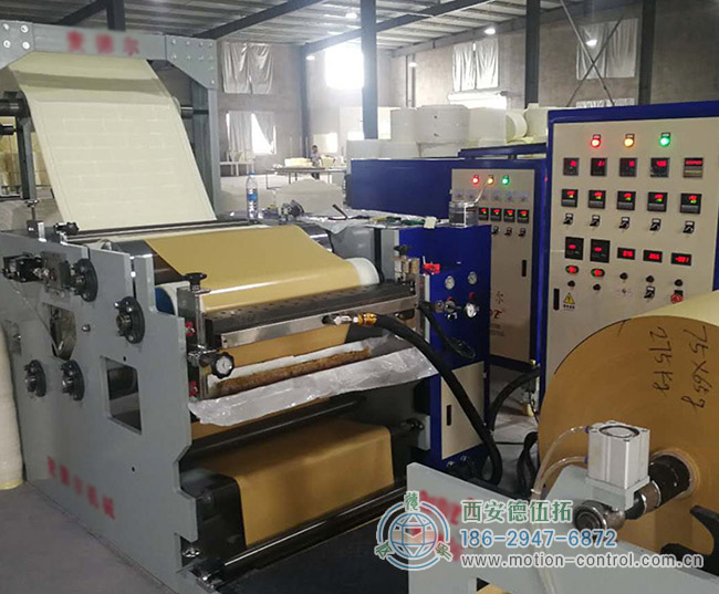 图为不干涂布机工作照片