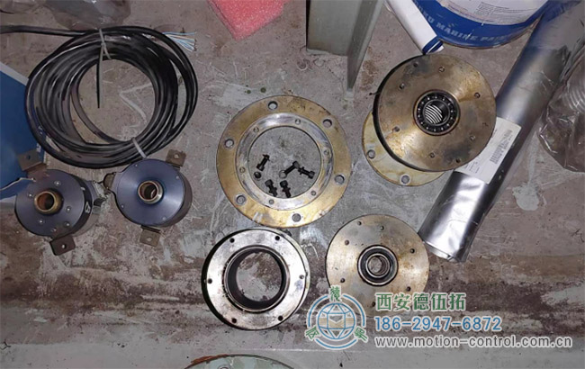 图为拆检船舶编码器的照片
