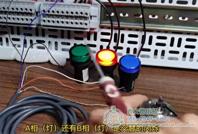 图为老师用指示灯来检测增量编码器接线的效果
