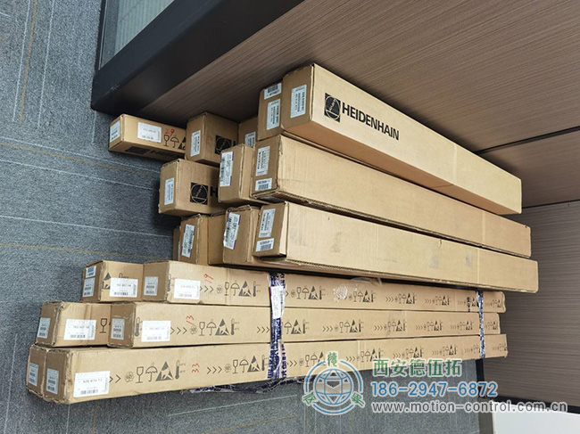 图为准备发货的HEIDENHAIN海德汉光栅尺现货照片